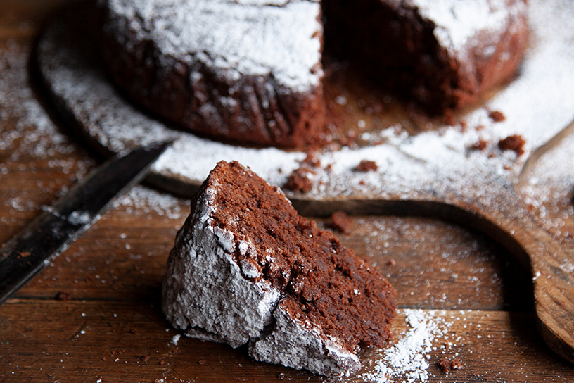 Bieten-chocoladecake waar een punt uit is gesneden